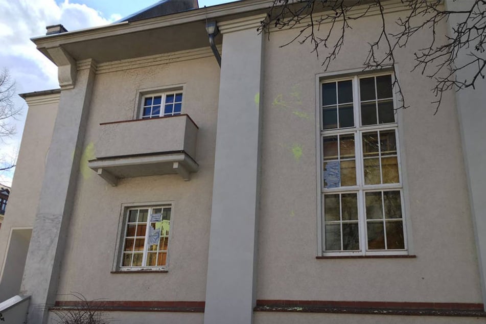 An verschiedenen Stellen wurde die Außenfassade der Kirchgemeinde in der Nacht zum Mittwoch von Farbbeuteln getroffen.
