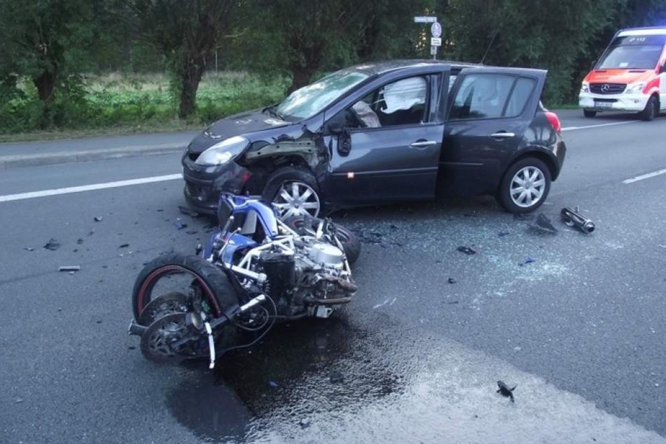 Der Ford der 26-Jährigen und das Motorrad der Marke Yamaha prallten im Kreuzungsbereich zusammen.