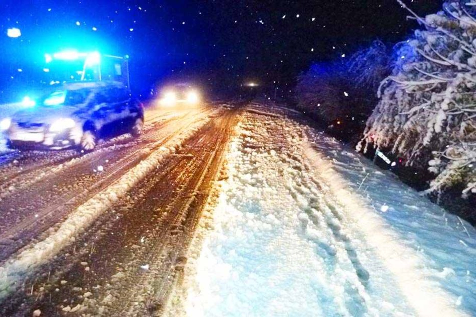 Man muss schon genau hinschauen: Auf der Detmolder Straße landete am Dienstagmorgen ein junger Autofahrer im Graben.