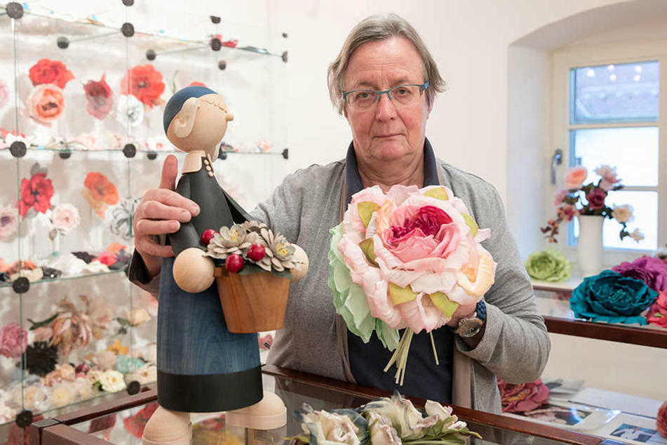 Heide Steyer (73) und ihr Mann suchen seit Jahren erfolglos einen Nachfolger
für ihre Kunstblumen-Manufaktur.