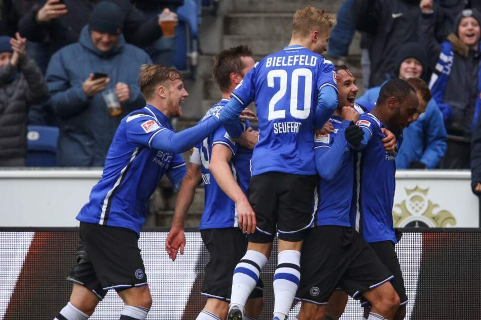 Bielefelds Torschütze Reinhold Yabo (r.) feiert seinen Treffer zum 2:0mit der Mannschaft.