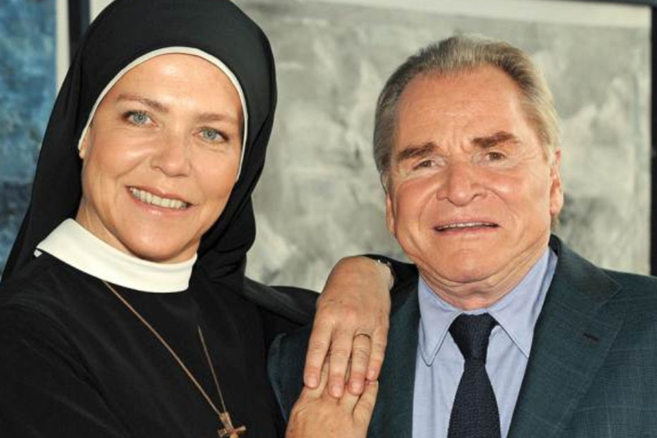Die Schauspieler Fritz Wepper und Janina Hartwig während einer Drehpause zur ARD-Fernsehserie "Um Himmels Willen" im Literaturhaus in München.