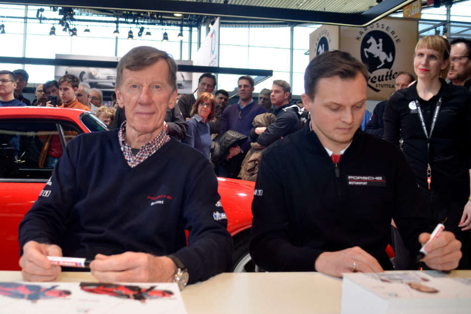 Gaben fleißig Autogramme: Rallye-Legende Walter Röhrl (links) und Rennfahrer Marc Lieb.