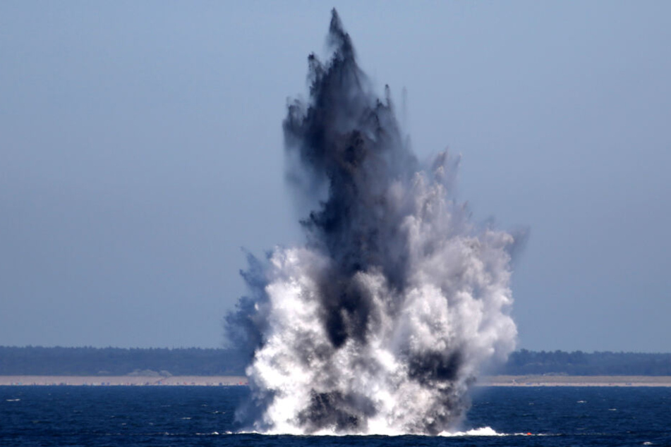 Zwei Wasserbomben werden in der Ostsee gesprengt.