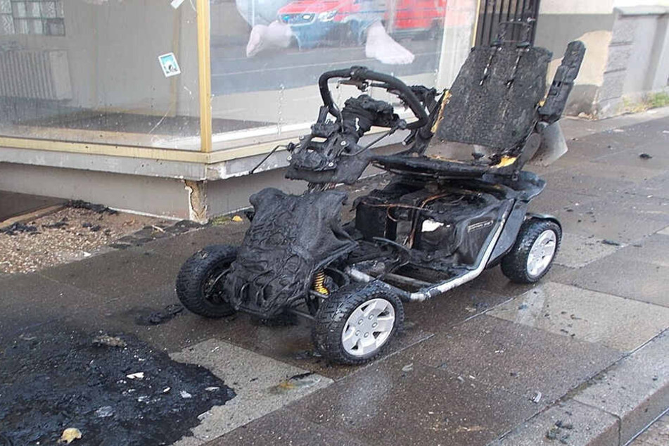 Die Reste des völlig zerstörten Elektromobils mussten abgeschleppt werden.