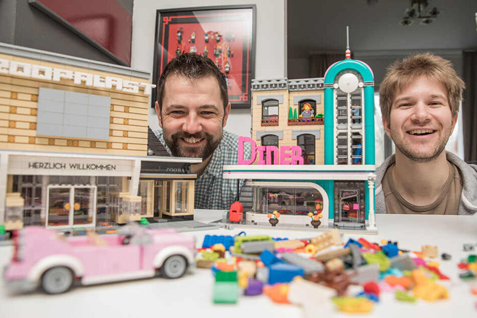 Die Lego-Sammler Stephan Birner (l) und Felix Fleischer zeigen den Zoopalast.