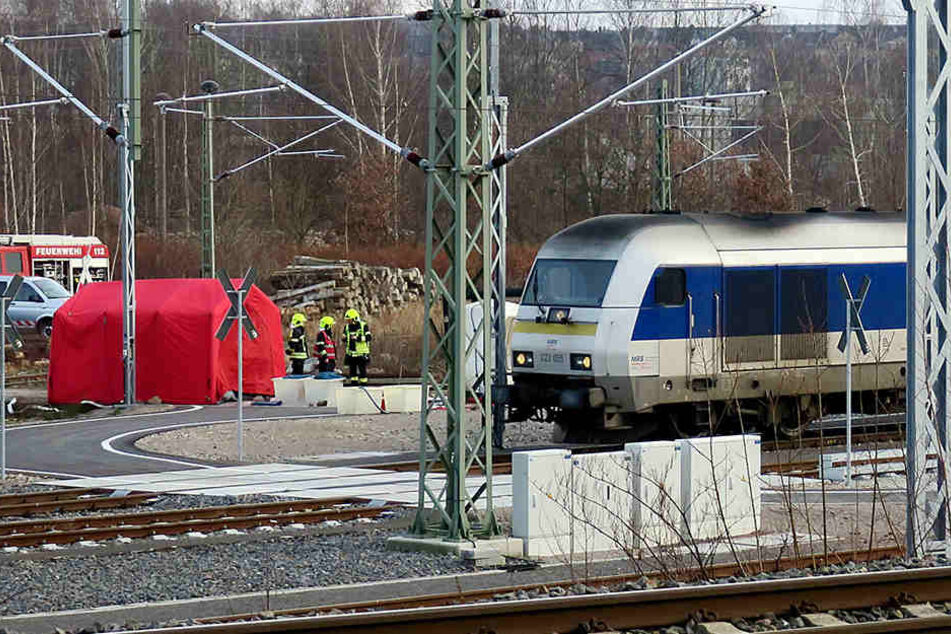 In einem Zug der MRB haben Unbekannte am Dienstag weißes Pulver verstreut, Einsatzkräfte sind vor Ort um die Substanz zu untersuchen.