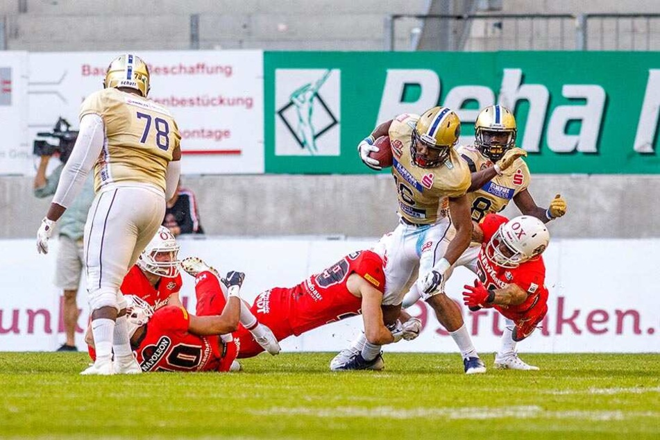 Voller Einsatz! KeVonn Mabon wird von zwei Spielern der New Yorker Lions getackelt.