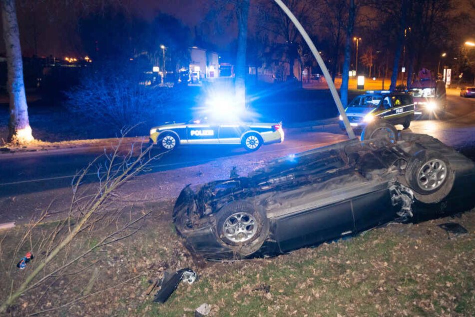 Das Auto blieb bei dem Unfall auf dem Dach liegen.