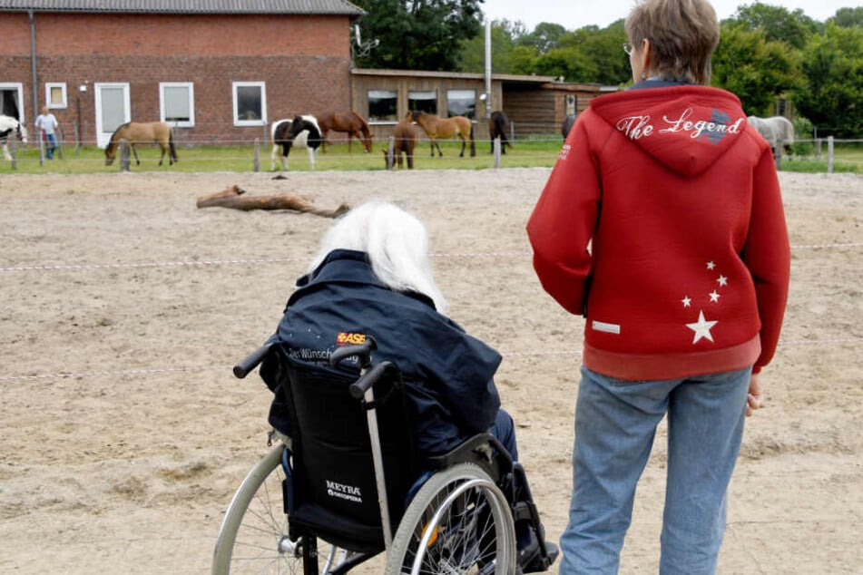 Ute Abraham erinnert sich mit Edzard Riek an die gemeinsame Zeit auf dem Pferdehof.