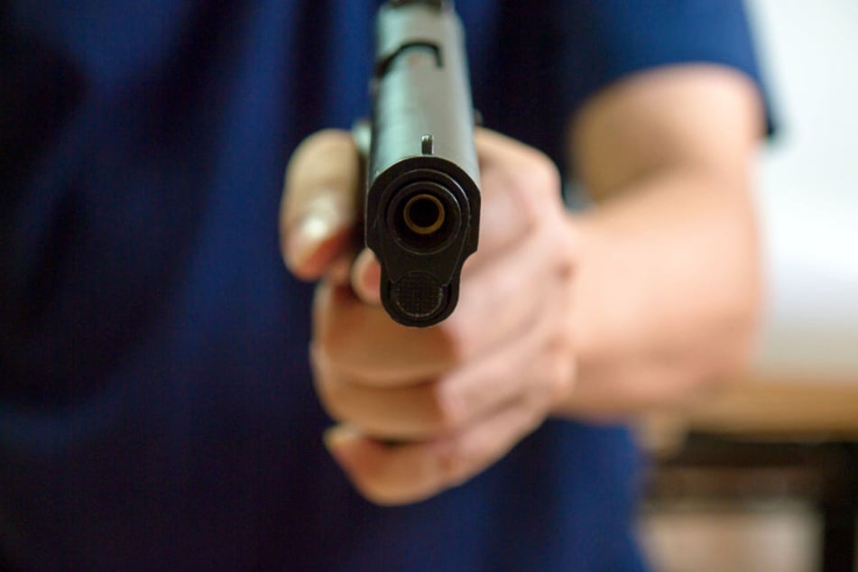 Sowohl Lehrer als auch Mitschüler wollen den jungen Mann mit einer Schusswaffe gesehen haben. (Symbolbild)