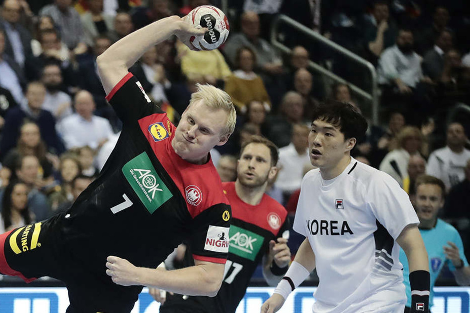 Patrick Wiencek setzt sich gegen die Abwehr der Koreaner durch.