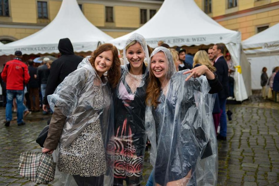 Spaß auch im Regen. Wie diese drei Ladys amüsierten sich die Gäste prächtig
bei der Schlössernacht.