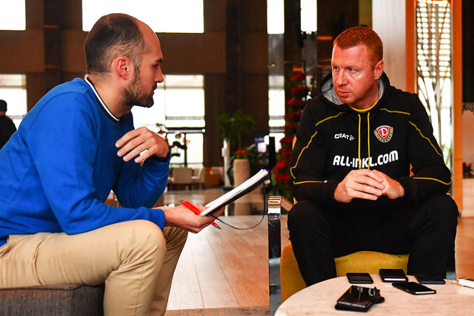 Dynamo-Trainer Maik Walpurgis (r.) beim Medientermin im Gespräch mit TAG24-Reporter Tom Jacob.