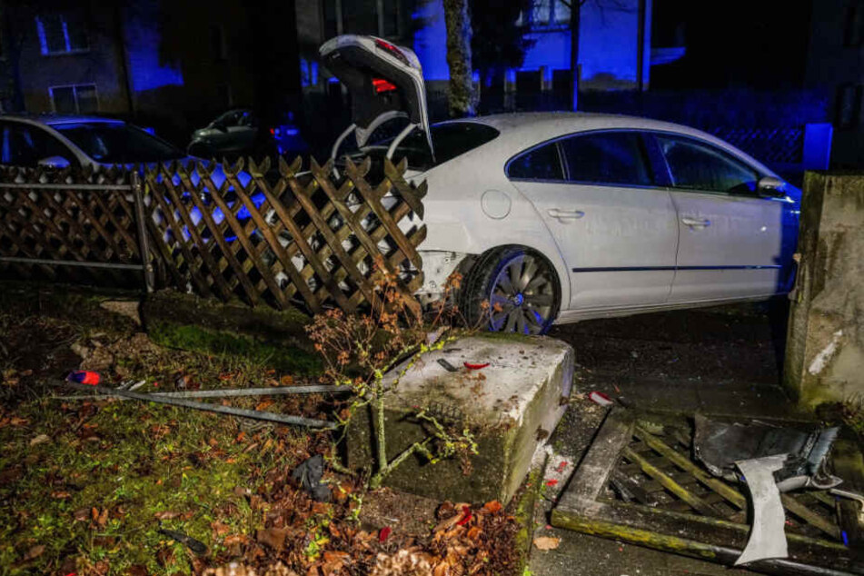 Das Auto wurde gegen einen Zaun geschleudert.