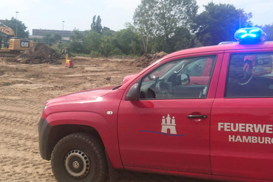 Die Feuerwehr sichert den Bereich um die Bombe ab.