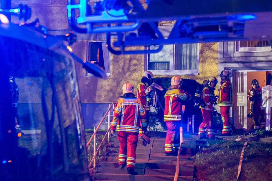 Die Feuerwehr war mit einem Großaufgebot zu dem Mehrfamilienhaus ausgerückt.