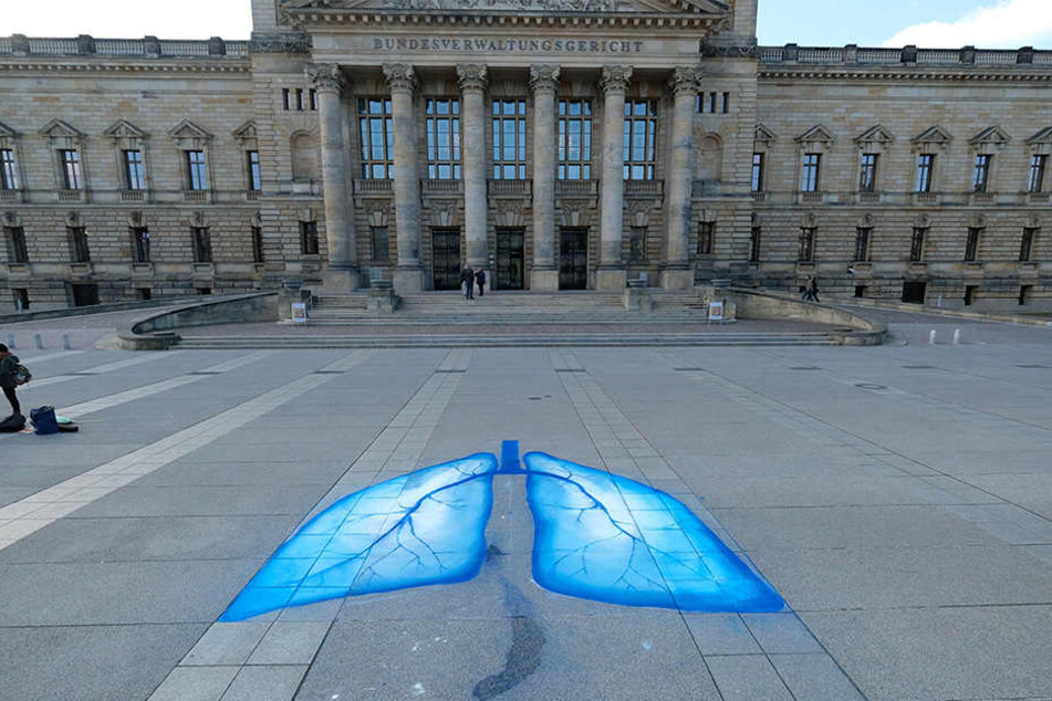 Umweltaktivisten haben Lungenflügel vor das Bundesverwaltungsgericht in Leipzig gezeichnet.