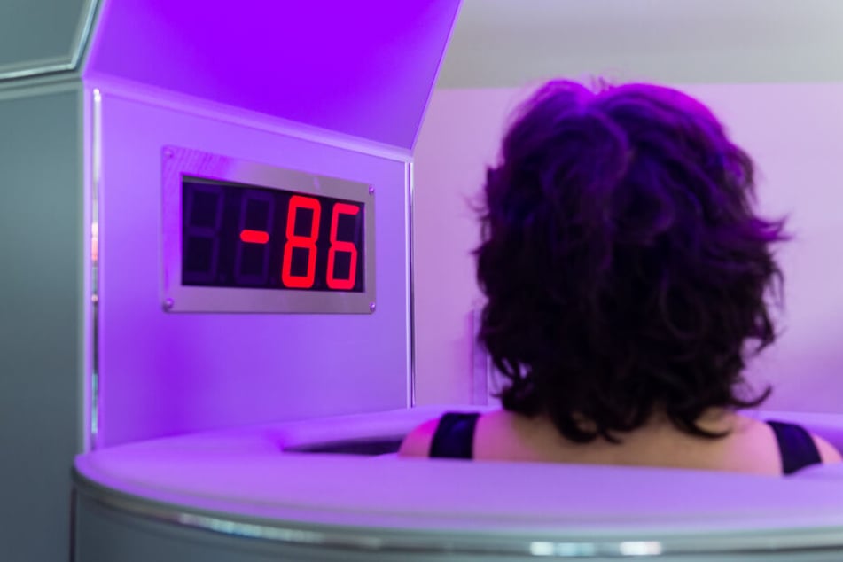 Bei minus 86 Grad steht eine Frau in der Kältekammer.