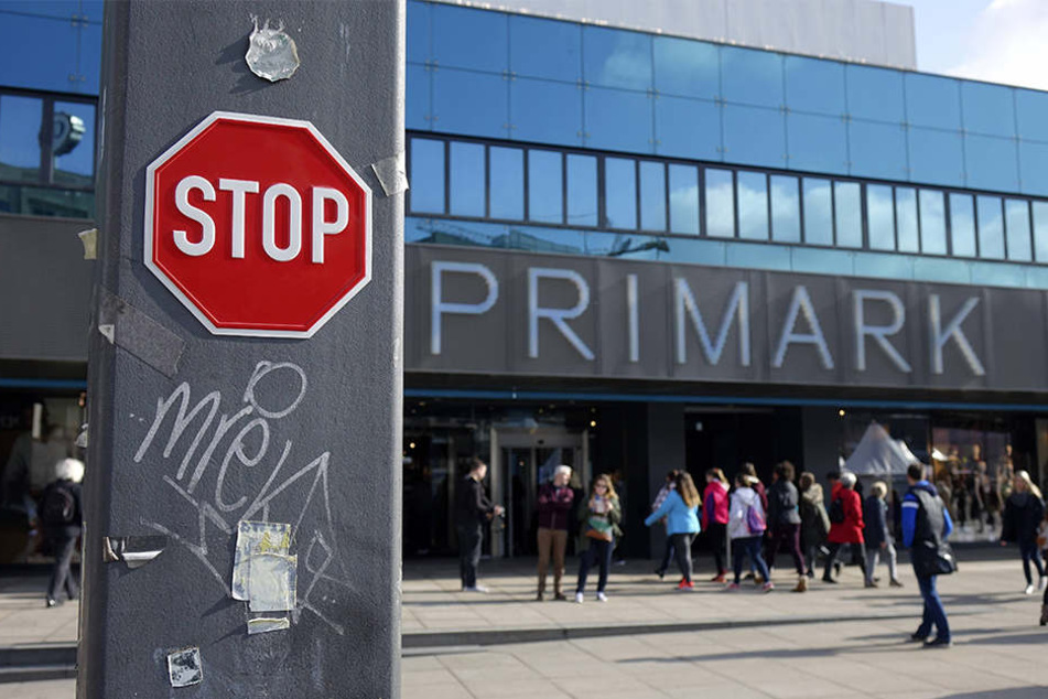 Stop! Am Berliner Primark sind nicht alle glücklich über die billige Mode.