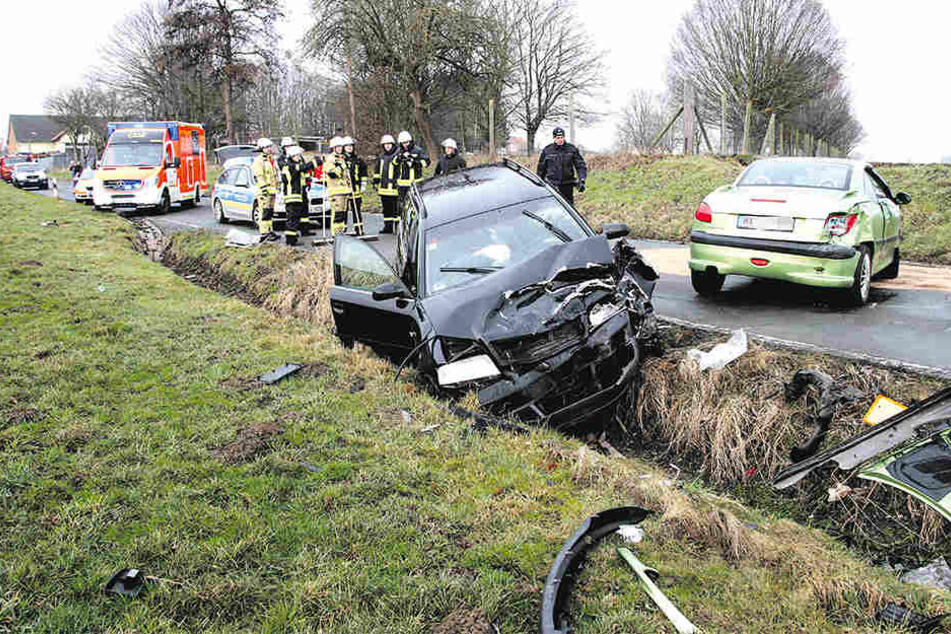 Mit einem Rettungshubschrauber musste der Peugeot-Fahrer in eine Klinik geflogen werden.