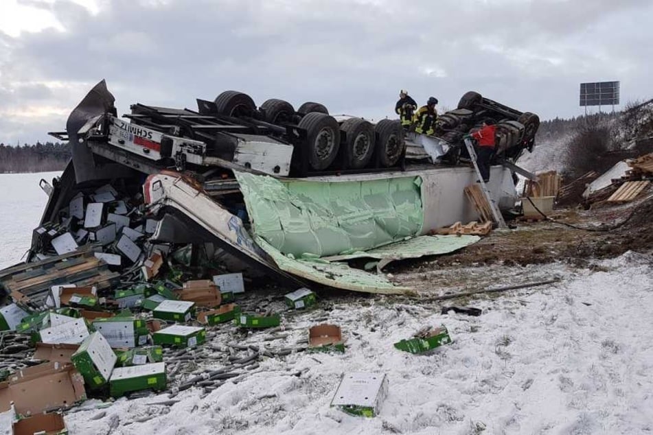 Der Lkw verlor seine komplette Ladung an Gurken im Schnee.