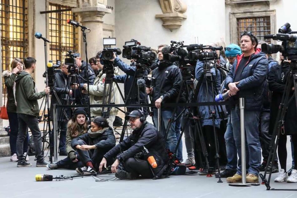 Der kleine Schlosshof ist voller Journalisten.