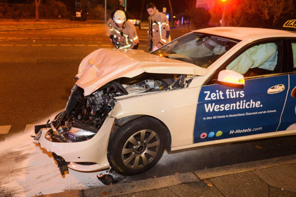 Das Taxi war ohne fahrgäste unterwegs, der fahrer wurde schwer verletzt