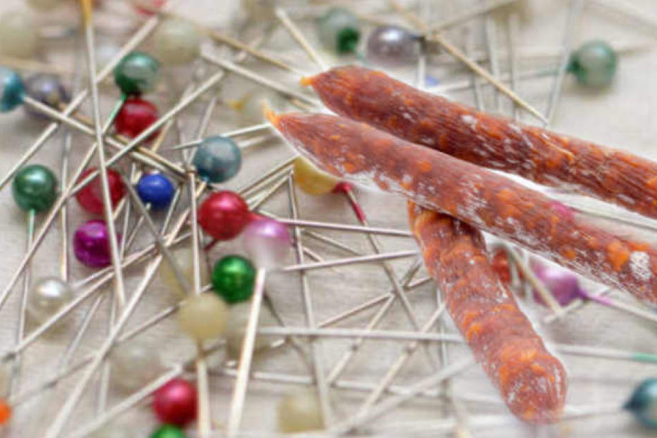 Nach Backwaren und Süßspeisen in anderen Fällen, wurde eine Stecknadel erneut in einer Wurst gefunden. (Symbolbild)