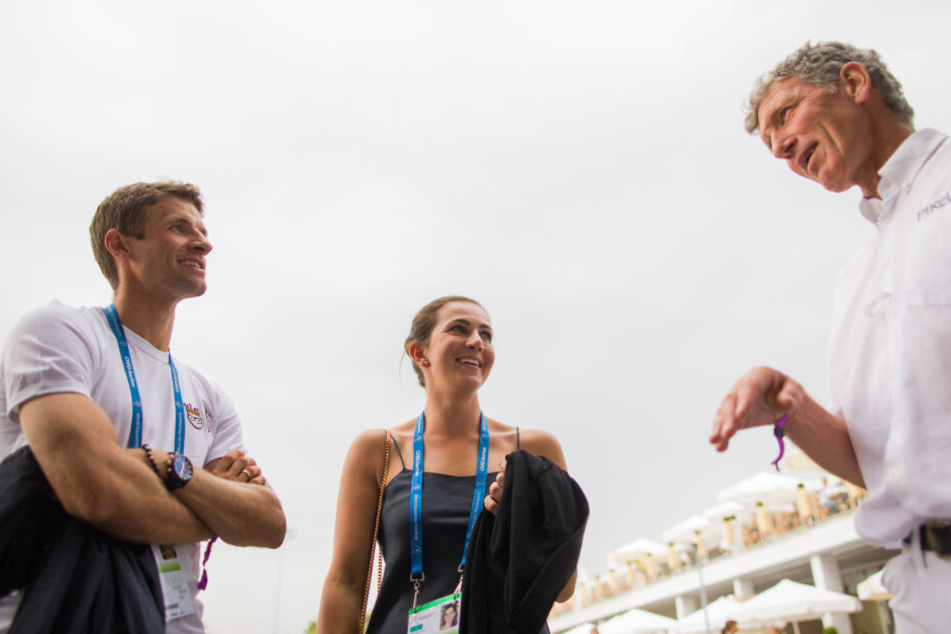 Fußball Nationalspieler Thomas Müller (links) und seine Frau Lisa unterhalten sich mit dem deutschen Springreiter Ludger Beerbaum.