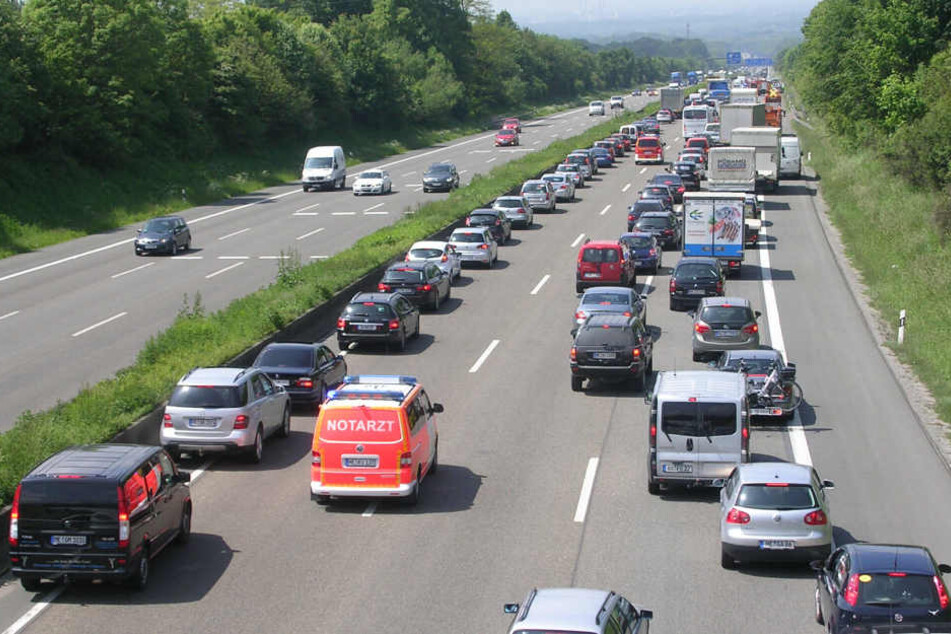 Auf der Autobahn sollten Autofahrer zwischen der linken und den anderen Spuren Platz für Rettungsfahrzeuge lassen.