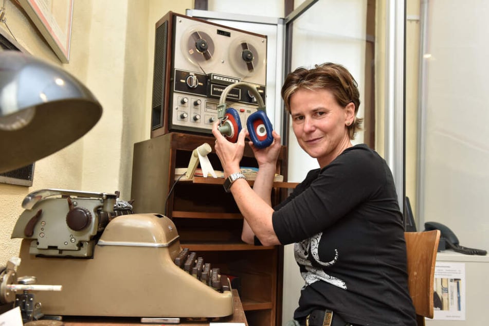 Museumsleiterin Dana Bach (47) am nachgestellten Arbeitsplatz eines Stasi-Mitarbeiters.