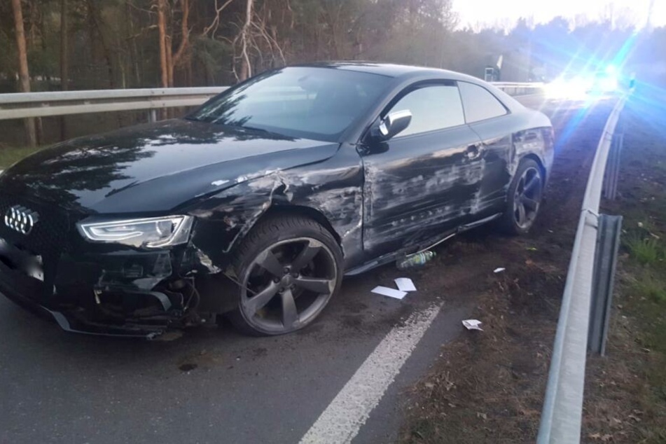 Der Audi S5 nach seinem Ausflug in die Leitplanke.