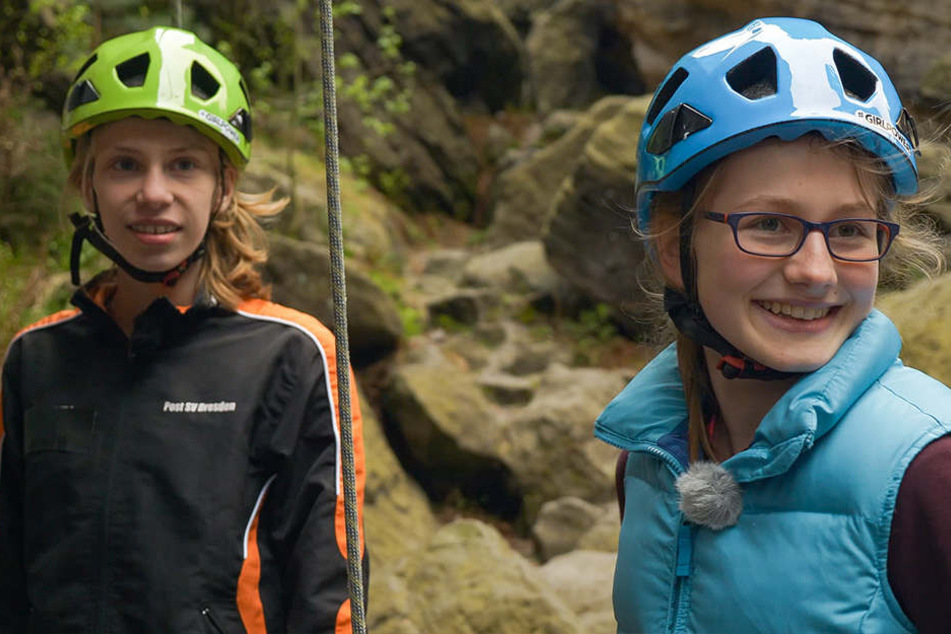 Adele (13) klettert am liebsten in der Sächsischen Schweiz. Sie tauscht für die KiKA-Sendung ihr Hobby mit Synchronschwimmerin Hanna (14, l.).