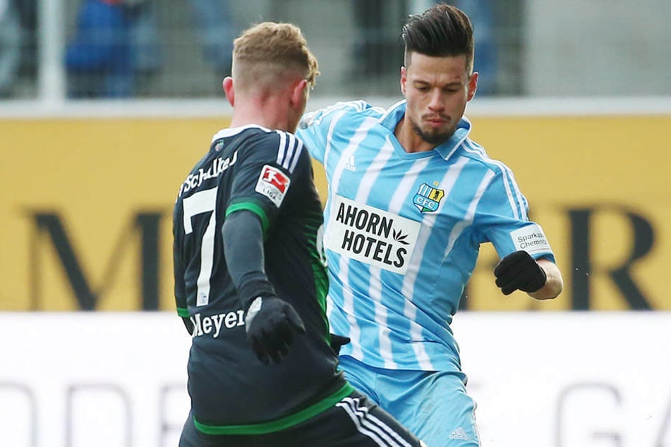 Stefano Cincotta, hier im Duell mit Schalkes Nationalspieler Max Meyer, hat sich in der Vorbereitung in die Startelf gekämpft.