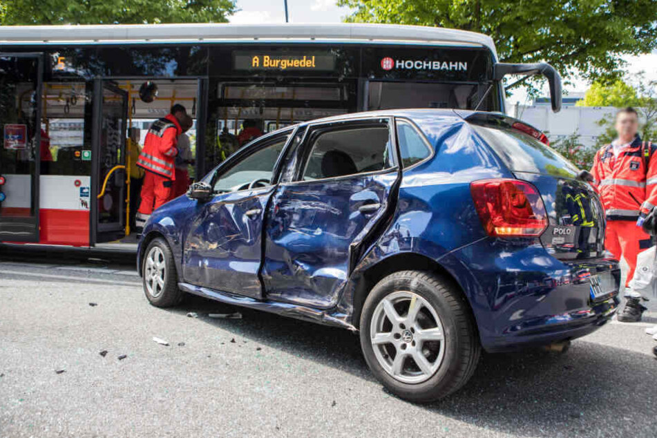 Die Fahrerseite des Fahrzeugs wurde komplett demoliert.