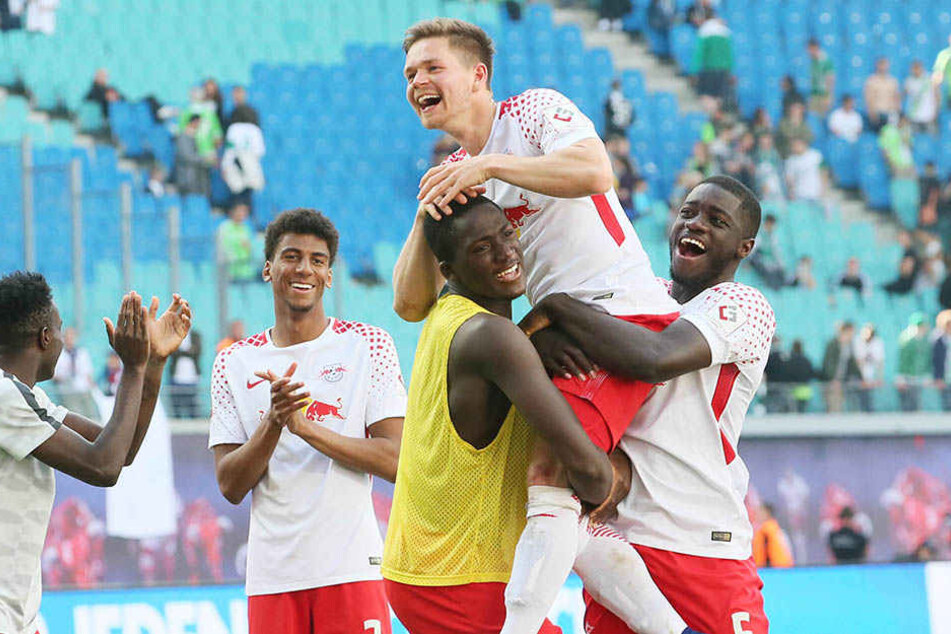 Der Kaiser wird gefeiert: RB-Ikone Dominik Kaiser wird von Dayot Upamecano (r.) und Ibrahima Konaté auf Händen getragen. Der 29-Jährige genießt den Moment sichtlich.