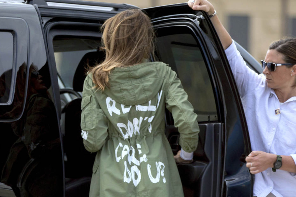 Melania Trump hat mit einer Jacke, die sie auf der Reise zu Flüchtlingskindern an der mexikanischen Grenze getragen hat, Diskussionen ausgelöst.