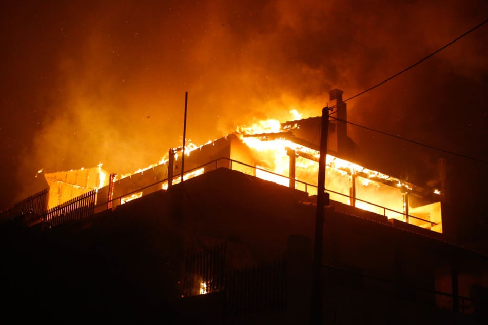 Das Haus stand in Vollbrand, als die Feuerwehr eintraf. (Symbolbild)