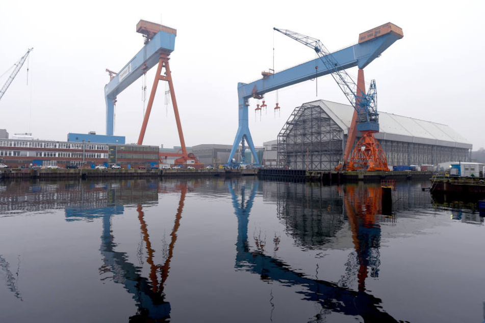 Blick auf die Werftanlagen von ThyssenKrupp Marine Systems (TKMS) an der Förde.