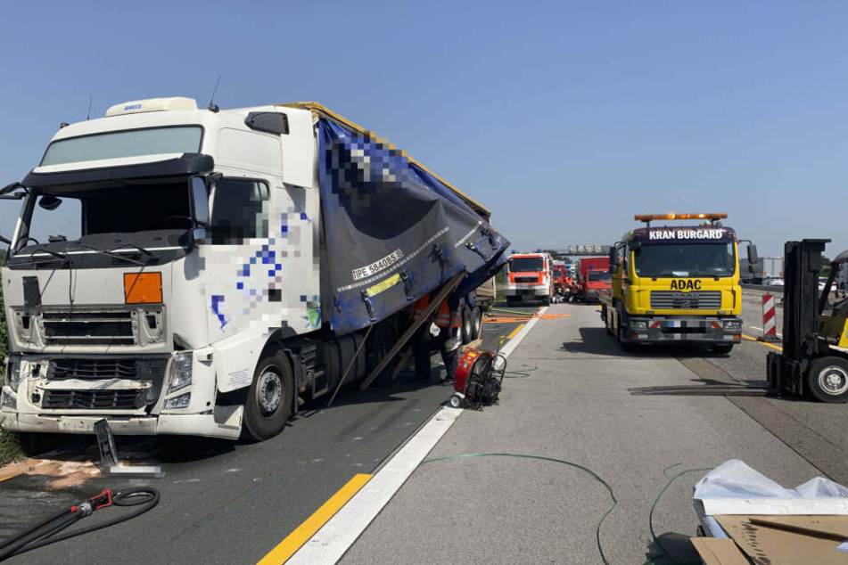 Der Lkw hatte mehrere Fässer Farbe geladen.