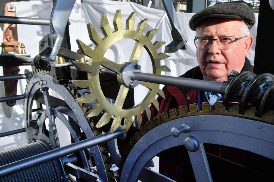 Artur Kamp baute mit seinen Mitstreitern die Uhr neu auf.