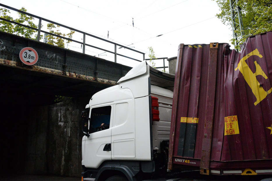 Der Container wurde durch den Zusammenstoß komplett eingedrückt.