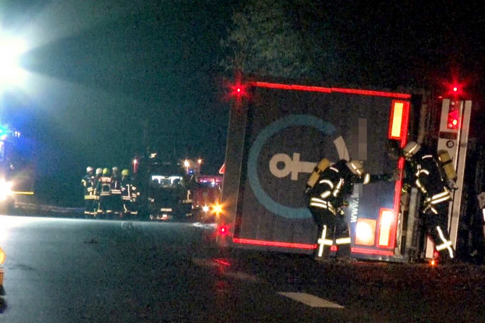 Ein Lkw mit Chemikalien ist auf der A33 umgekippt.