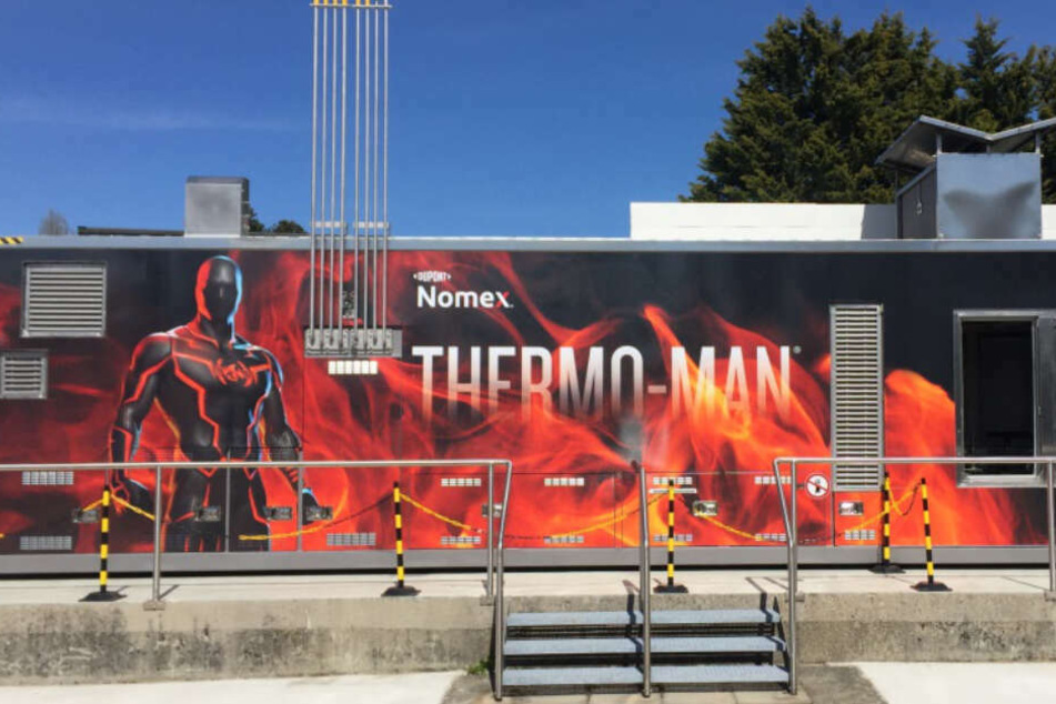 Die Firma DuPont zeigt auf dem Freigelände Simulationstests am „Thermo Man“. In einem Container wird Schutzbekleidung 1000 Grad ausgesetzt.