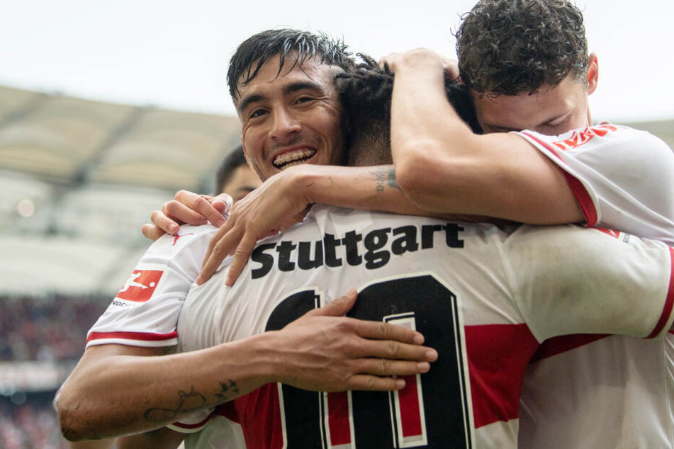 Stuttgarter Jubeltraube: Nicolás Gonzalez (links) und Benjamin Pavard umarmen den Schützen zum 3:0 gegen Wolfsburg, Daniel Didavi (Mitte).