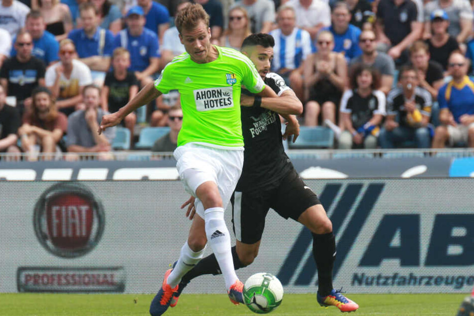 Rene Eckardt (FCC) und Orkan Aydin (CFC) kämpfen um den Ball.