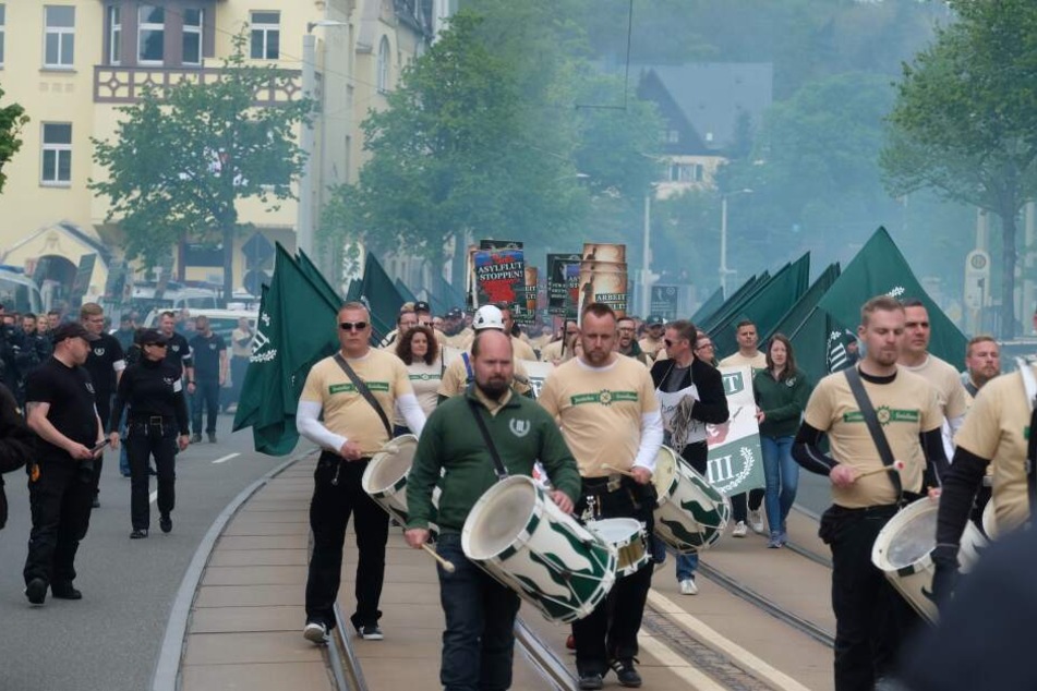 Die rechtsextreme Partei "Der III. Weg" marschierte am Maifeiertag durch Plauen und durfte dabei auch Pyrotechnik zünden.