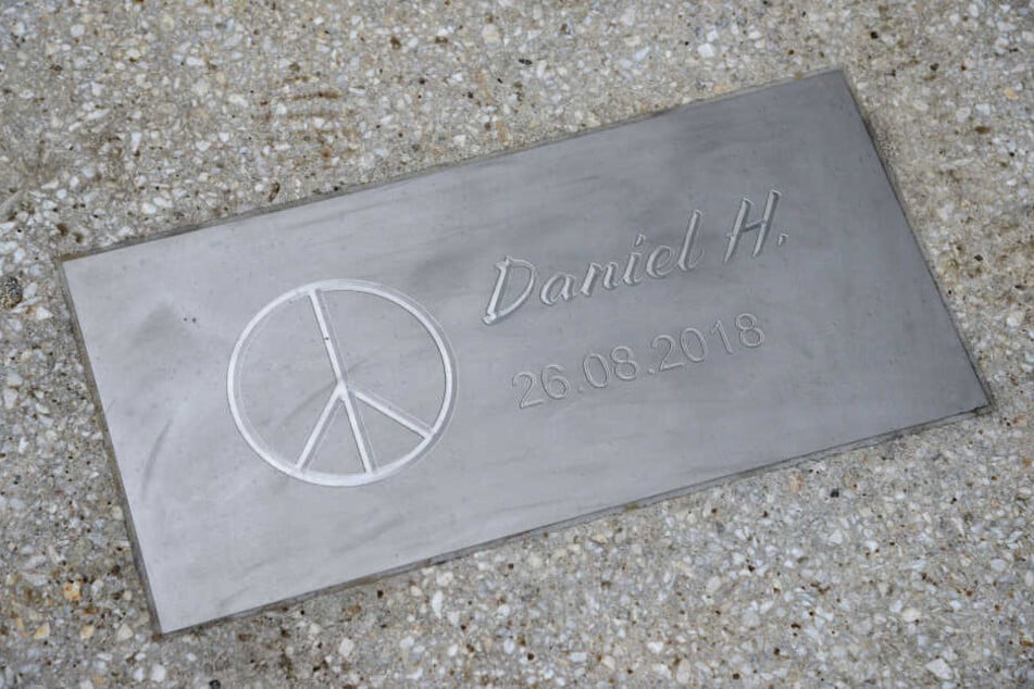 Für das Opfer Daniel H. wurde eine Gedenktafel an der Brückenstraße angebracht.