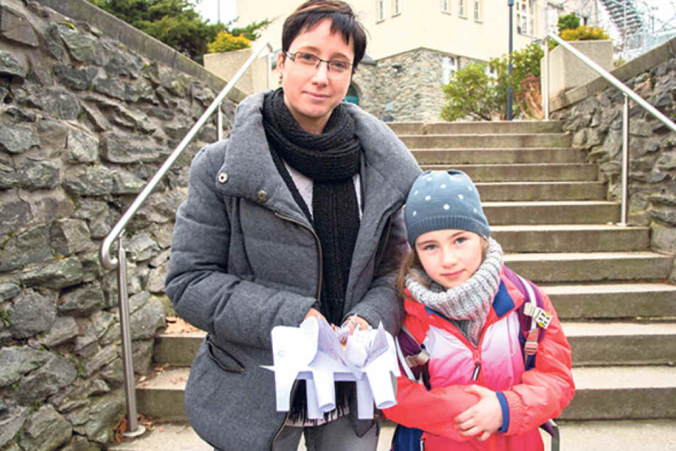 Corina Rudolph (39) und Tochter Lilly (6) sind jeden Morgen vom Schulwegstau in Glösa betroffen.